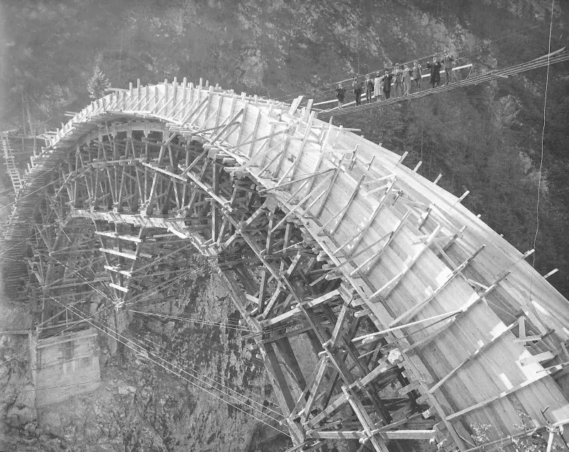 Ponte ad arco sul torrente Lumiei — immagine 9