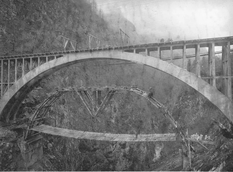 Ponte ad arco sul torrente Lumiei — immagine 2